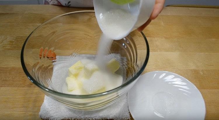 Προσθέστε ζάχαρη στο μαλακωμένο βούτυρο.
