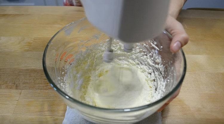 Sbattere il burro con lo zucchero fino al bianco.