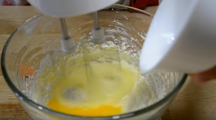 Vložte vejce do olejové hmoty.