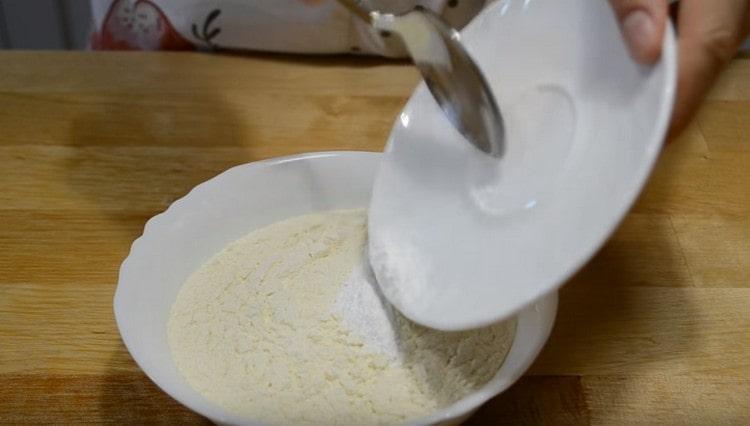 Mescolare il lievito con la farina.