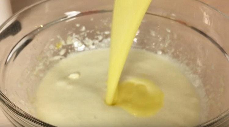 Die geschmolzene Butter in eine üppige Masse geben.