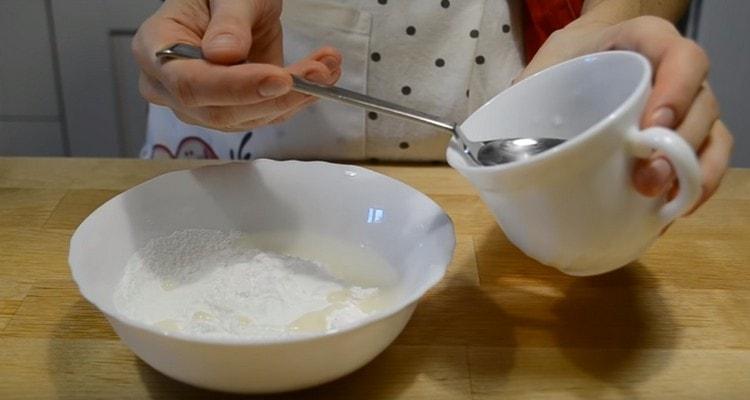 Για να φτιάξετε το λούστρο, ανακατέψτε τη ζάχαρη άλεσης με νερό.
