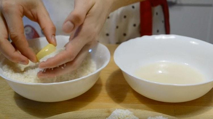 Потопете всяка бисквита в глазура и след това навийте в кокос.