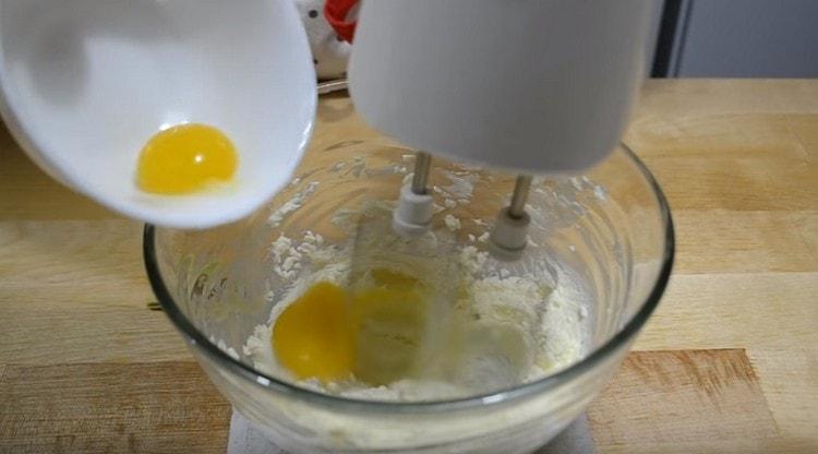 Dalawang yolks ang ipinakilala sa masa ng langis nang paisa-isa.