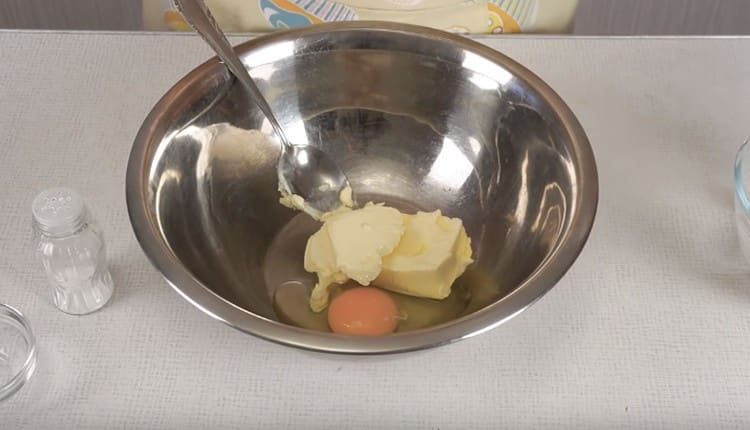 Προσθέστε μια πρέζα αλάτι στο λάδι, το αυγό και το άλεσμα.