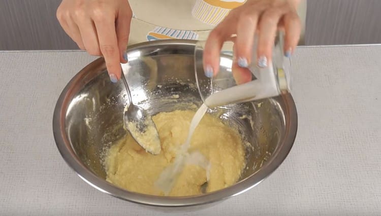 Přidejte mléko do máslové hmoty.