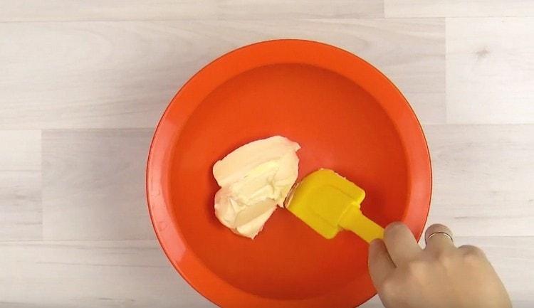 Do mísy vložte máslo změkčené při pokojové teplotě.