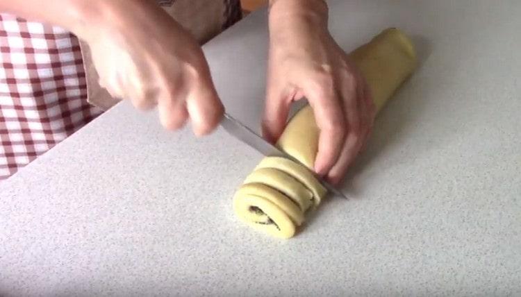Rozstříháme rolku na porcované kousky, což budou cookies.
