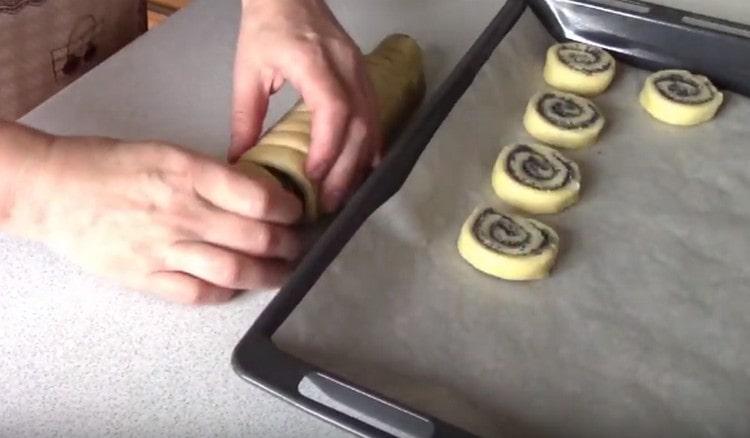 Ipinakalat namin ang mga blangko sa isang baking sheet na natatakpan ng pergamino.