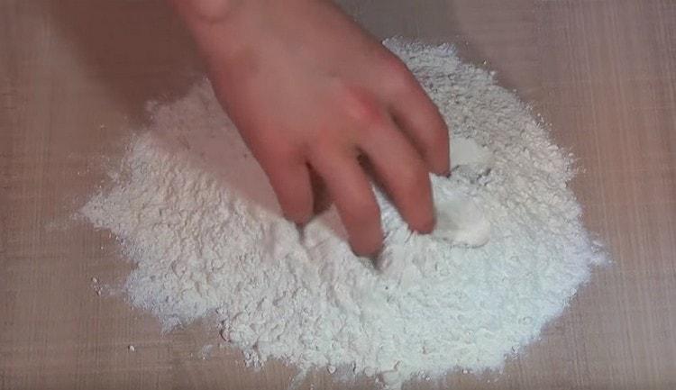Ανακατέψτε το αλεύρι με το αλάτι και τη σκόνη ψησίματος.