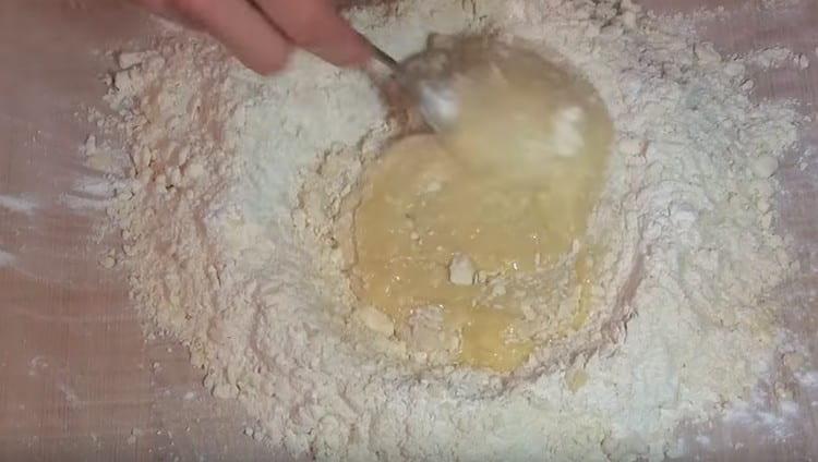 Изсипете яйцата със захарта в получената трохи.