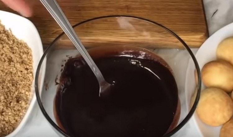 Fai bollire la glassa fino a quando lo zucchero non è completamente sciolto.