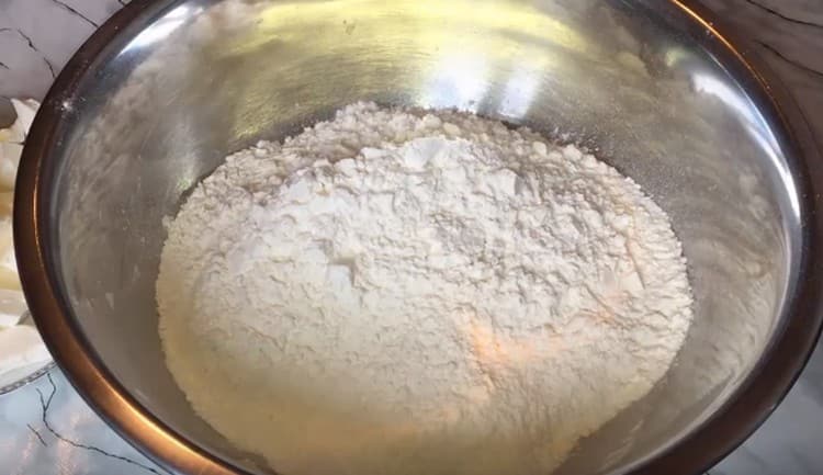 Setacciare la farina in una ciotola.