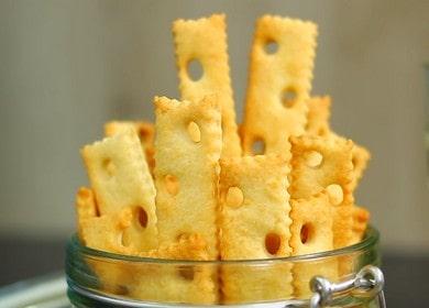 Vaření chutné a křupavé sýrové sušenky s receptem s fotografií.