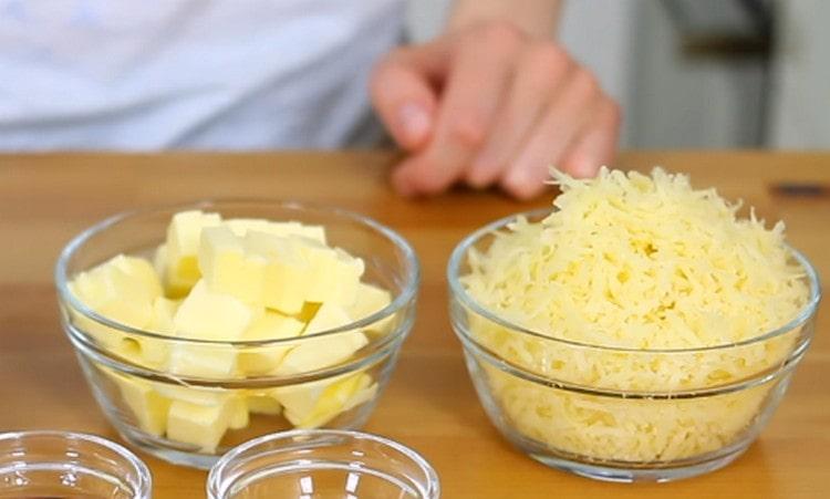 Sūrį sutrinkite ant smulkios trintuvės.