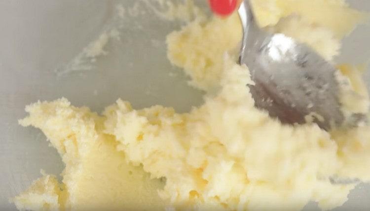 Mahlen Sie die Butter mit Zucker glatt.