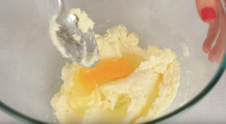 Εισάγετε το αυγό και ανακατέψτε τη μάζα.