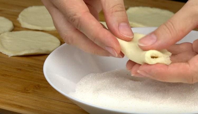 Piega un cerchio di pasta a metà.