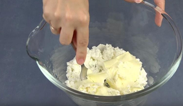 Máslo zamíchejte s tvarohem s vidličkou.