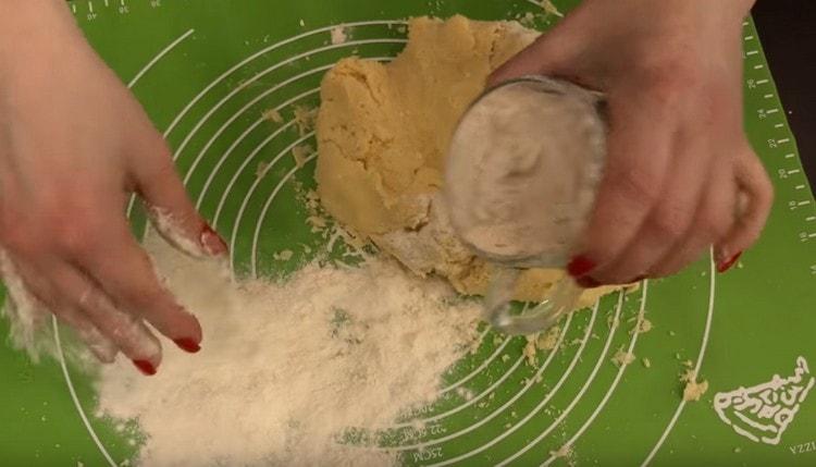 Когато замесвате тестото, можете да добавите още брашно.