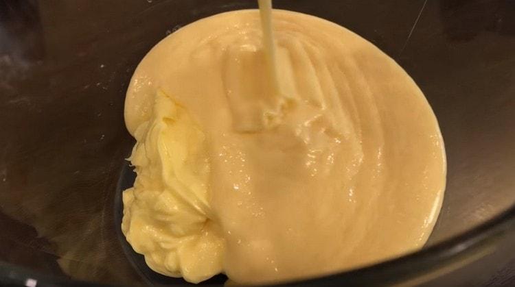 Als nächstes kombinieren Sie die Eimasse mit weicher Butter.