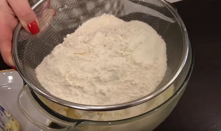 Пресейте брашното в тестото на части.