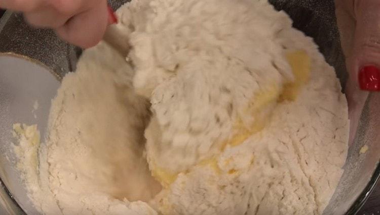 Mescolare delicatamente la massa di uova con la farina.