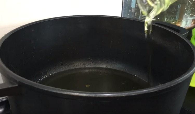 Erhitzen Sie das Pflanzenöl in einem Topf, um das Reisig zu braten.