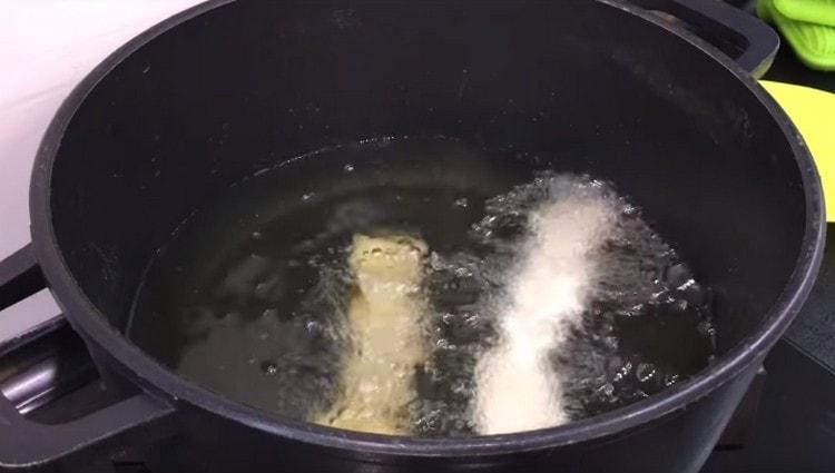Metti il ​​sottobosco preparato in olio vegetale bollente.