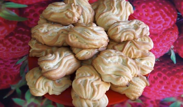 Chryzantémové sušenky mohou být v případě potřeby také zdobeny moučkovým cukrem.