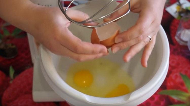 В купата на миксера разбийте яйцата.