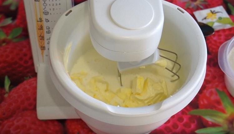 Zadejte změkčené máslo a šlehejte masu znovu.