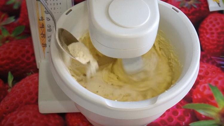 Aggiungere la farina setacciata in piccole porzioni e impastare la pasta liquida.