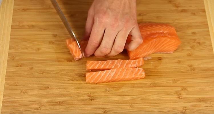 Nakrájejte filé z červené ryby bez kostí na malé kousky.