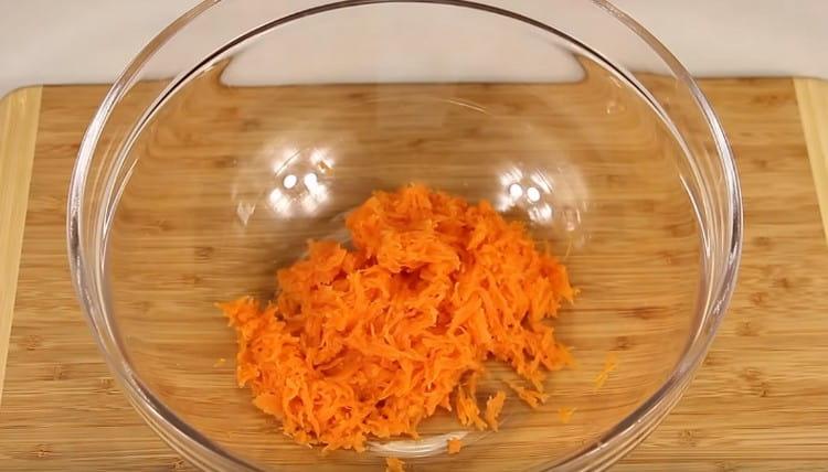 На ренде разтриваме морковите, сварени до готовност.