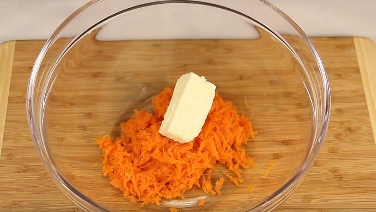 Προσθέστε λάδι στα καρότα.