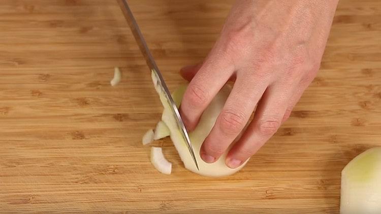Tagliare la cipolla in semianelli sottili.