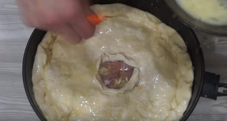 A sütőbe való elküldés előtt a pitet meg kell megkenni egy megvert tojással.