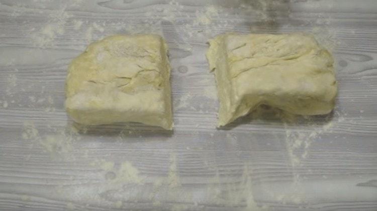Слоеното тесто е разделено на две части.