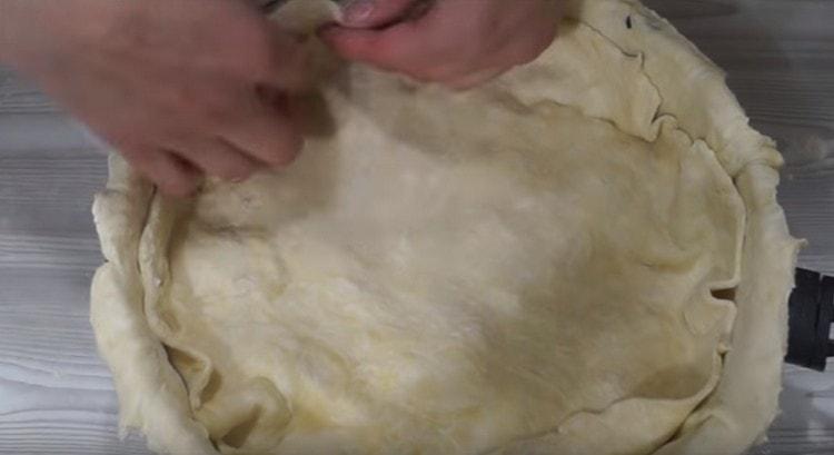 Coprire il ripieno con un secondo strato di pasta.