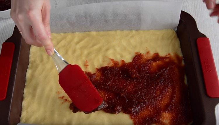 Schmieren Sie die Basis mit Marmelade oder Marmelade.