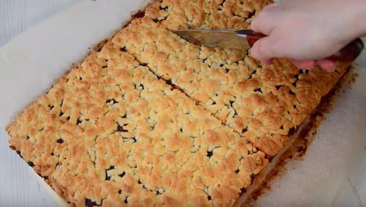 Wie Sie sehen können, ist Crumb Pie mit Marmelade sehr einfach zuzubereiten.