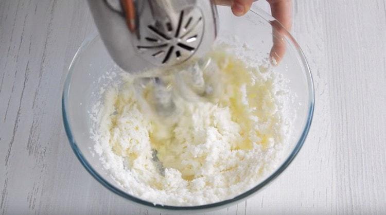 Sbattere il burro con lo zucchero con un mixer fino ad ottenere una massa rigogliosa.
