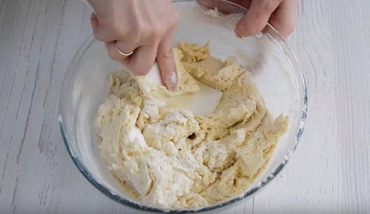 Изсипвайки брашно, омесете гладко тесто.