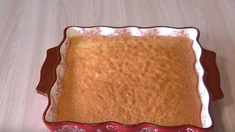 تُخبز الكعكة لمدة 50 دقيقة تقريبًا.