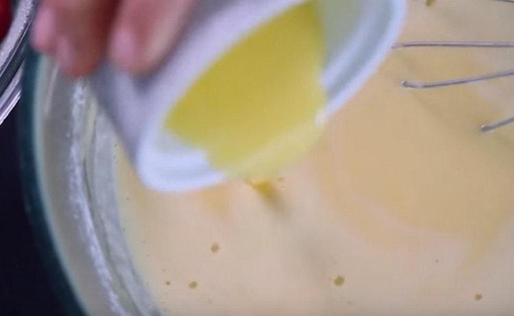 Nakonec do těsta přidejte rozpuštěné máslo.