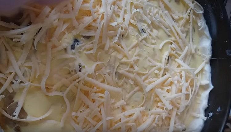 Напълнете тортата с пълнеж от заквасена сметана, а отгоре поръсете със сирене.