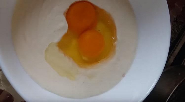 Täytä piirakka yhdistämällä smetana munien ja suolan kanssa.