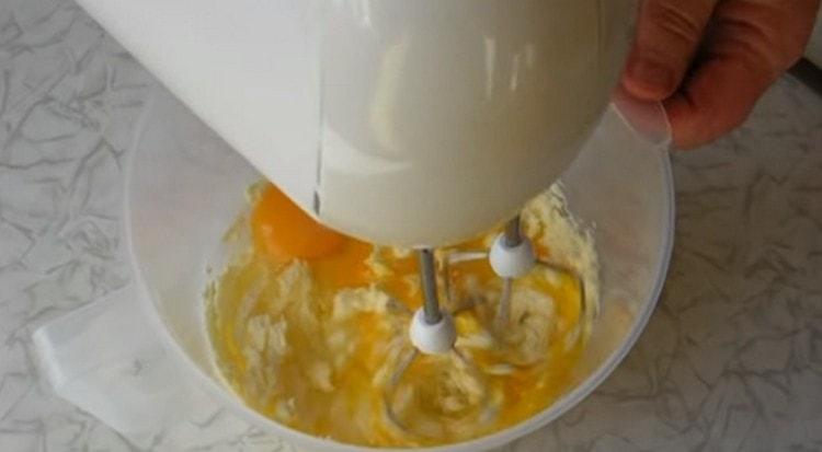 أضف البيض إلى كتلة الزبدة وضربه مرة أخرى.