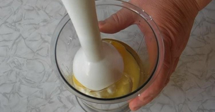 V mixéru přerušujeme tvaroh s vejcem a cukrem.